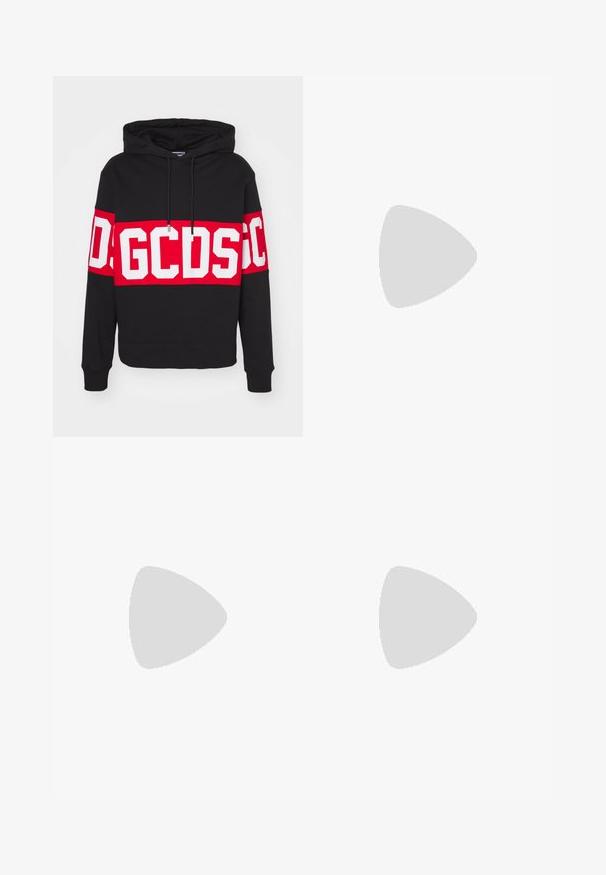 Hanorac negru cu o bandă roșie mare care prezintă litere albe tiparite. Include un glugă cu șnur și manșete cu zimți. Material din amestec de bumbac.; GCDS BAND LOGO REGULAR - Tricou cu imprimeu - black; Pantaloni de trening negri cu dungi roșii contrastante și logo pe lateral. Au un talie elastică cu șnur și mansete cu strângere la gambă.; Mocasin din piele neagră cu vârful rotund, accente albe și detalii din aur pe partea superioară. Prezintă o pată texturată și un toc stratificat.