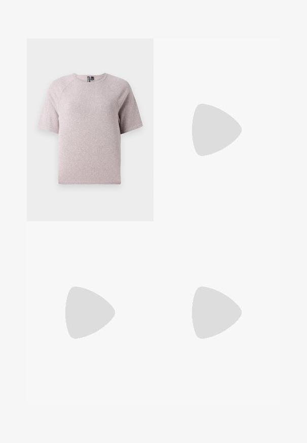 Svetlo béžové tričko s krátkym rukávom vyrobené z mäkkej, štruktúrovanej tkaniny, s okrúhlym výstrihom a raglánovými rukávmi.; Béžové džínsy s širokými nohavicami a klasickým dizajnom s piatimi vreckami, so zapínaním na gombík a zips a mäkkou, textúrovanou bavlnenou tkaninou.; Čierne nízke kožené tenisky s čiernymi šnúrkami a bielou hrubou gumovou podrážkou, zobrazené z vonkajšej strany na bielom pozadí.; Čierna kožená kabelka s zaobleným tvarom, odnímateľným popruhom a zlatými doplnkami. Kabelka má klopu s detailom s prackou.