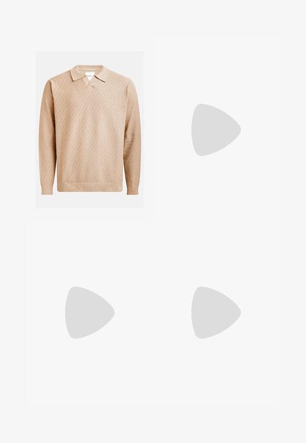 Beige strikket genser med et strukturert mønster, med klassisk krage og ribbestrikkede mansjetter. Laget av mykt, lett materiale.; Svarte denimjeans med rett ben-design, fem lommer, subtilt slitasjemønster og oransje sømdetaljer.; Hvite sneakers med svarte og grå detaljer, med en teksturert grå tåhette, svart gummisåle, og flate hvite lisser. Rent design, minimalistisk stil.; Svart lær skulderveske med glidelås, med teksturert overflate, hvite sømmer og en stropp med sølvringer.