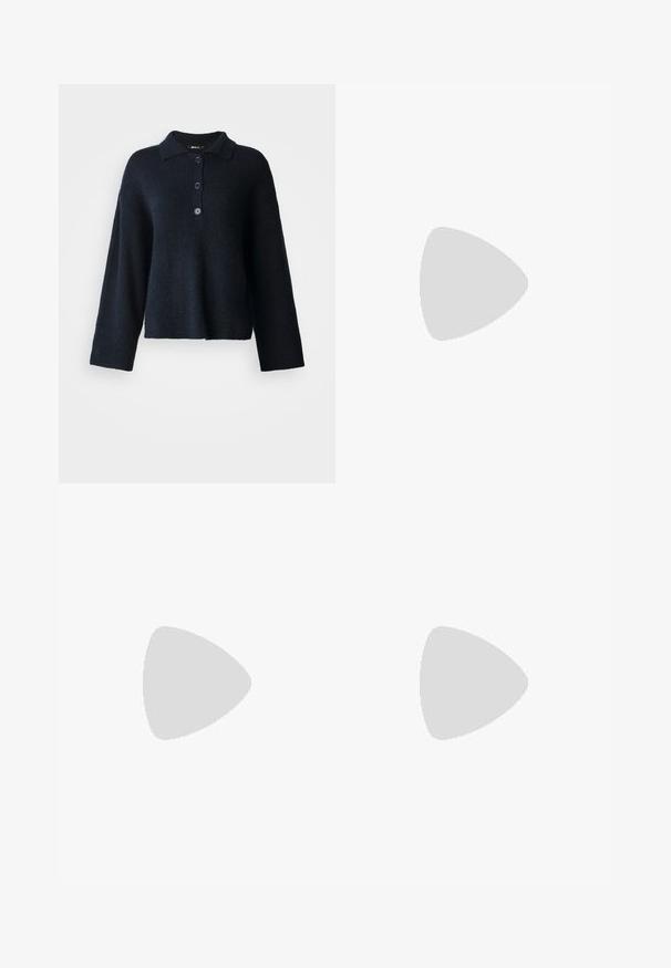 Pulôver de malha azul-marinho com gola, com abertura de três botões e mangas compridas, apresentando um padrão de tecido texturizado.; Leggings aconchegantes com textura em ribeira, em tom castanho, com um corte flared e cintura alta; feitas de um material elástico; apresenta um pequeno logotipo na parte da frente.; Botas Moon bege claro com bico arredondado, fecho por cordão e sola de borracha texturizada. Apresenta uma marcação branca e materiais sintéticos lisos.; Óculos tartaruga com lentes ovais, apresentando um acabamento brilhante, hastes finas e padrões subtis que lembram as riscas de um tigre.