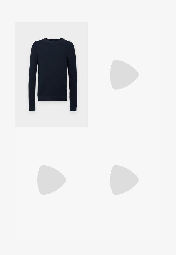 Námořnický modrý svetr s dlouhým rukávem a texturovaným pleteným vzorem, s žebrovanými manžetami a lemem, s kulatým výstřihem. Žádné viditelné logo ani akcenty.; Námořnické kalhoty s upraveným střihem, které mají dvě přední kapsy, plochý přední design a hladkou strukturu. Žádné viditelné vzory ani ozdoby.; Navy modré semišové mokasíny s kulatou špičkou, dekorativním prošíváním a gumovou podrážkou s mírným zvýšením. Odolný materiál a design.; Massimo Dutti RECTANGULAR - Sluneční brýle - dark brown; Plátěná nákupní taška v odstínu tan, s dvěma pevným uchy. Obdélníkový tvar s hladkým povrchem a bez viditelných ozdob.