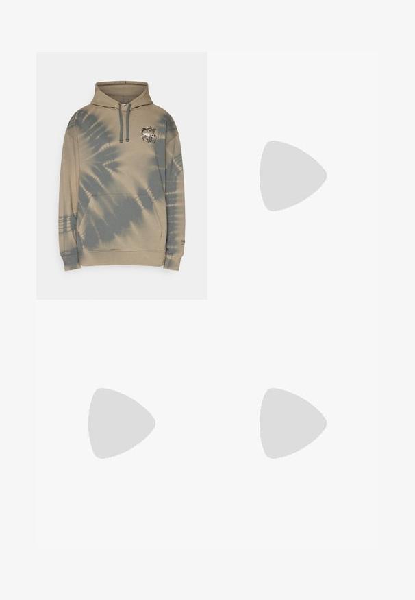Felpa cappuccio marrone chiaro con motivo tie-dye in tonalità più scure. Presenta una tasca a marsupio, cappuccio con cordino e un piccolo logo sul petto.; Jeans a gamba larga in denim blu scuro con vita media, caratterizzati da cuciture gialle, chiusura a bottone frontale e il classico design a cinque tasche.; Scarpe sportive nere con tomaia in pelle liscia, collo imbottito e suola in gomma nera. Presentano un sistema di allacciatura e dettagli di branding discreti.; Occhiali da sole neri con forma rettangolare, lenti scure, dettagli in argento alle tempie e finitura opaca sulla montatura.