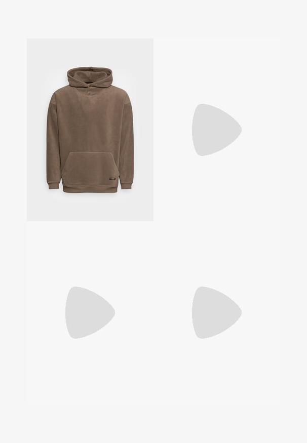 Bruine hoodie gemaakt van zachte fleece. Het heeft een frontzak en ribgebreide boorden aan de mouwen en onderkant.; Grijze katoenen t-shirt in een blend met zwarte Nike-logo; heeft een klein Nike-label aan de zijkant bij de zoom; eenvoudig ontwerp, korte mouwen.; Beige broek van getextureerd materiaal, met een knoopsluiting en taps toelopende pijpen, voorzien van zijzakken en subtiele stikdetails.; Witte leren sneakers met perforaties, ronde neus, vlakke zool en dikke veters, met een zichtbare swoosh-logo en "AIR" op de hiel.