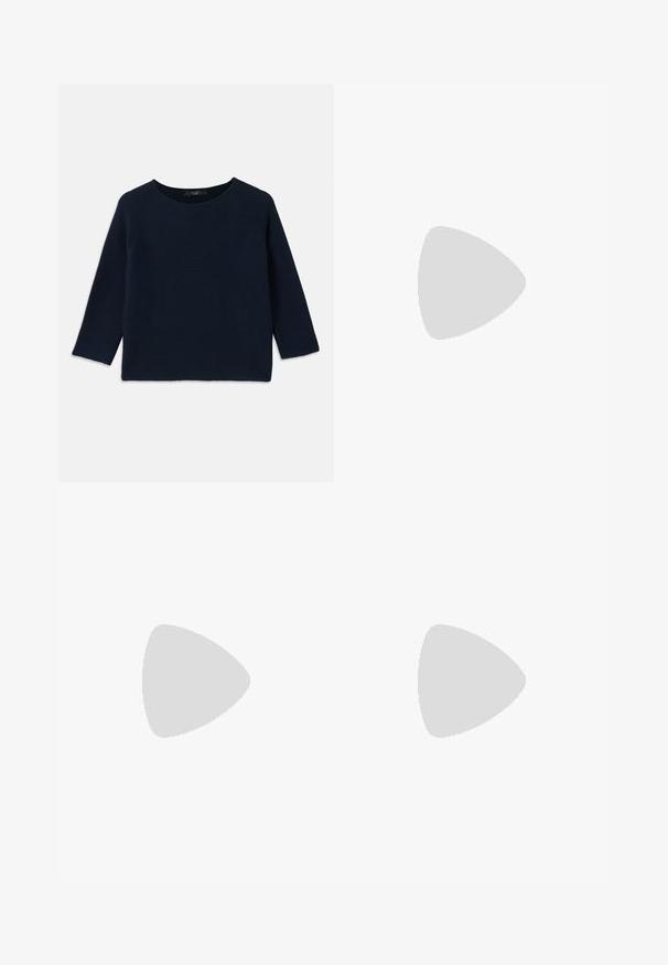 Maglione a maglia blu navy con scollo rotondo e maniche raglan a tre quarti. Presenta un motivo testurizzato e dettagli con orlo grezzo.; Gonna plissettata con un motivo a quadri nei toni marrone, beige e blu. Realizzata in un tessuto texturizzato con una vita aderente e pieghe decorative.; Scarpe col tacco alto in pelle verniciata nera con punta quadrata, cinturino alla caviglia e tacco chunky. Include dettagli perforati lungo il bordo.; Borsa in pelle marrone con chiusura a patta, accessori in metallo dorato e una tracolla regolabile. Presenta una texture liscia e una forma rettangolare elegante.