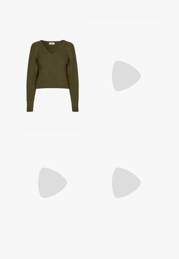 Pull en tricot olive, court, à col en V et manches longues. Présente une texture côtelée et des fentes sur les côtés pour un ajustement décontracté.; Débardeur noir à côtes avec un décolleté en V profond, agrémenté de détails en dentelle aux épaules et de bords festonnés. Accents de quincaillerie minimalistes à l'ourlet.; Pantalons noirs à jambes larges avec une texture lisse, taille haute et un design épuré. Pas de poches visibles ni d'embellissements.; Sandale en cuir noir avec deux larges bandes traversant le pied, un bout carré et un petit talon carré. Texture lisse et design minimal.