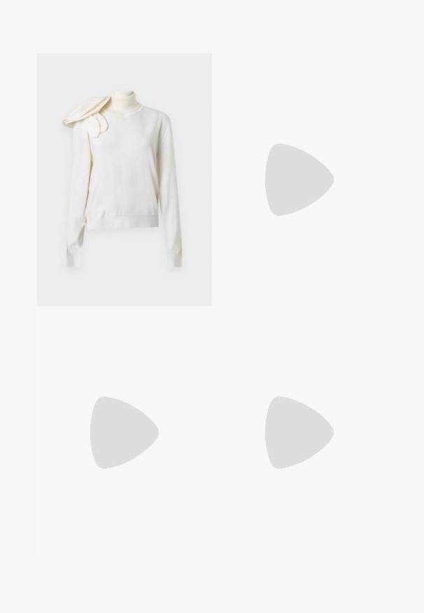 Krämfärgad polokrage med figursydd kropp, långa ärmar och en dekorativ draperad detalj på vänster axel. Slät textur.; Svarta utsvängda byxor tillverkade av ett slätt tyg. Har ett elastiskt midjeband och en liten vit logotyp på höften. Enkelt design, inga synliga mönster.; Brun och vit kossa mönster högklackad sko med spetsig tå, texturerad yta och en ankelrem med ett ljusbrunt spänne.; Svart läderhandväska med strukturerad design, dubbla handtag på toppen, avtagbar rem och guldspänne som accent på en horisontell rem.