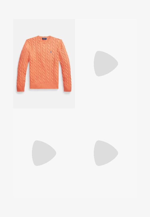 Camisola laranja com malha em padrão de tranças, mangas compridas, gola redonda, punhos e bainha canelados, com um pequeno logótipo azul da Polo Ralph Lauren no peito.; Polo de manga curta com riscas horizontais azuis claras e brancas, gola azul e pequeno logótipo bordado no lado esquerdo do peito.; Calças de algodão azul claro, com corte direito e textura suave; apresentam fecho de botão e presilhas para cinto.; Mocassins de camurça beiges com um detalhe costurado, sola de borracha plana e um pequeno logotipo de lado. Design clássico de calçar, textura suave.