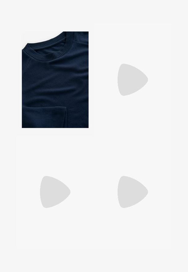 Navy-blaues Sweatshirt mit geripptem Rundhalsausschnitt und leicht strukturiertem Stoff. Merkmale sind das glatte, weiche Aussehen und das Raglanärmel-Design.; Hellblaue Jeans aus Denim mit lockerer Passform, im ausgewaschenen Finish, zwei Fronttaschen und einem Knopfverschluss am Bund.; Schwarze Lederloafer mit runder Zehenform, ausgestattet mit einem dekorativen Quasten, genähten Details und einem niedrigen, gestapelten Absatz.; Dunkelblaue Denim-Tasche mit einer weichen, lässigen Form, ausgestattet mit einem Hobo-Stil Griff und einer strukturierten Oberfläche. Keine sichtbaren Hardware-Elemente.