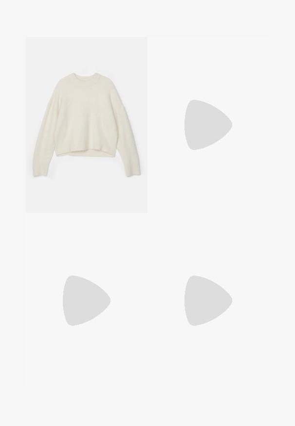 Jersey de lana en color blanco roto con cuello redondo, hombros caídos y dobladillo cortado. Textura suave con un ajuste holgado.; Mini falda de tweed azul marino tejido con un dobladillo deshilachado, que presenta un patrón texturizado a cuadros y un diseño envolvente.; Sandalia de tacón alto beige con textura trenzada, que presenta una flor decorativa y una correa en el tobillo. El tacón cuadrado añade estabilidad.; Bolso de mano de piel negra con forma de luna curva, que presenta una correa delgada y un sutil logo dorado en la parte frontal. Textura suave con herrajes mínimos.; Broche en tono dorado con un diseño anudado que presenta líneas suaves y curvas, con una forma intrincada que refleja un acabado pulido.