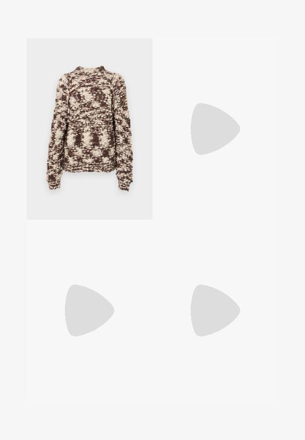 Henrik Vibskov SWEATER - Pulóver - brown bongo; Selyem sál színes trópusi mintával, pálmalevelekkel és madarakkal. Sárga szegélye van, rajta a "ÜDVÖZÖLJÜK AZ EMERALD COVE-BAN" felirattal.; Meztelen lakkbőr pántos magassarkú, hegyes orral, nyitott elejű és vékony tűs sarkú. A pánton egy kör alakú arany dísz található.; Barna textúrájú bőr keresztbody táska arany lánc pánttal és fedélzárral. Az elején logó részlet és egy zseb található a fedél alatt.