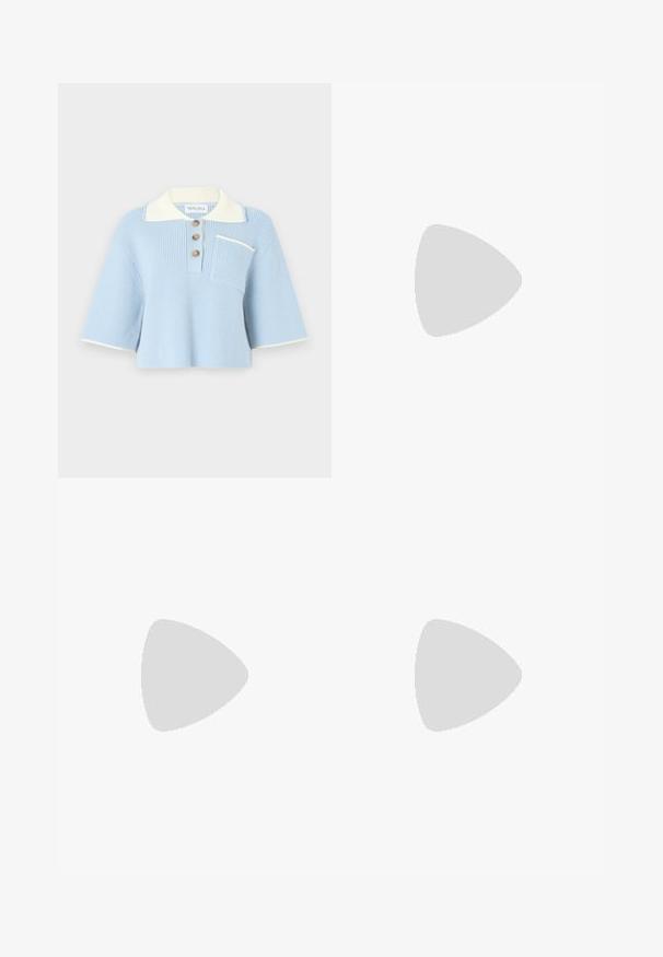 Suéter de punto azul claro con mangas cortas, textura acanalada, cuello crema, tres botones marrones y un pequeño bolsillo en el pecho.; Jeans de mezclilla blancos acampanados con cintura alta, diseño de cinco bolsillos y costuras visibles. Cuenta con cierre de botón de metal y cremallera.; Zapatilla deportiva beige con rayas negras, suela de goma y acentos negros. Presenta un upper de cuero suave y un diseño de punta redondeada.; Bolso de mano de mezclilla en azul claro, forma rectangular, con una sola correa y herrajes plateados. Presenta un destacado logo de CK en la parte frontal.