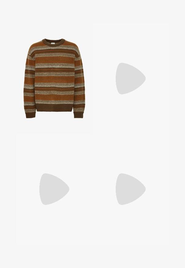 Solid SDMAXWELL - Svetr - slate black; Krátký rukáv tričko z měkké, světle zelené bavlny. Klasický design s kulatým výstřihem, lehká textura a mírně volný střih pro pohodlí.; Světle modré džíny z denimu se střihom rovnými nohavicemi, viditelným šitím, designem s pěti kapsami a knoflíkovým zapínáním v pase.; Světlé semišové kotníkové boty s kulatou špičkou, jemnými švy a texturovanou gumovou podrážkou. Krátká výška bez šněrování.