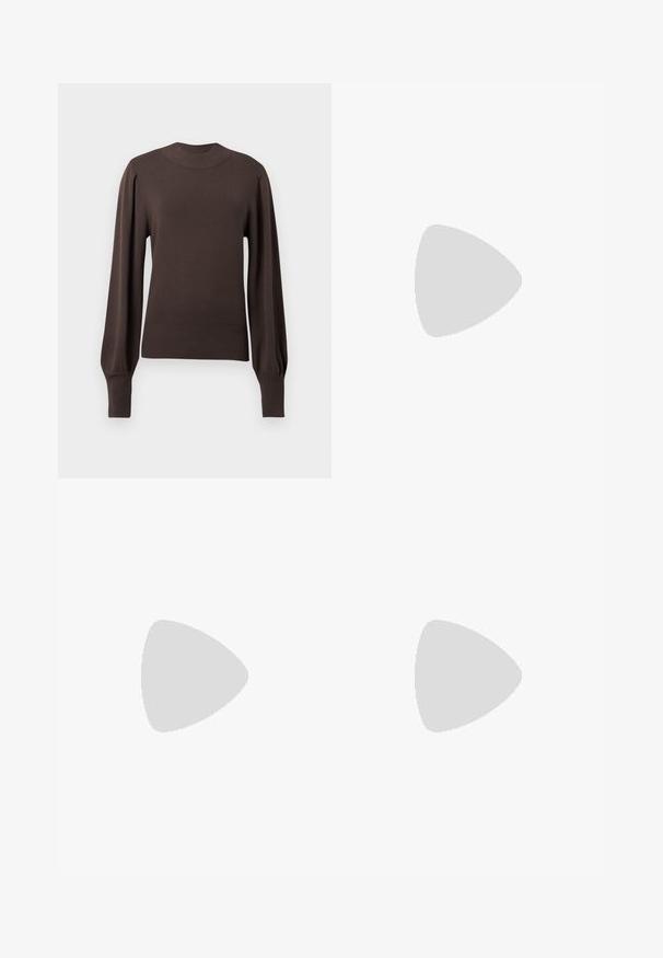 Barna kötött pulóver magas nyakkal, hosszú puffos ujjakkal és bordázott mandzsettákkal. Sima textúrával és testhez simuló siluettel rendelkezik.; Barna velúr szoknya elöl gombos záródással, két oldalsó zsebbel és ezüst szegecsekkel a zsebek mentén és a szegélynél. Simább textúra.; Fekete lakk bőr szandálkés magas sarkú cipő, hegyes orral és geometrikus tömbsarkakkal. Karcsú, minimalista dizájn és sima textúra jellemzi.; Fekete bőrtáska sima felszínnel, téglalap alakú, két hosszú füllel. Nincs látható fémkiegészítő vagy díszítés.