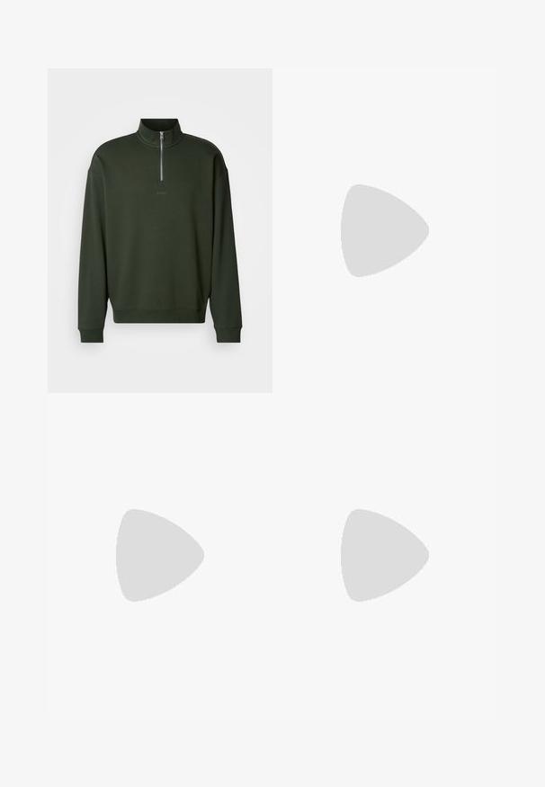 Mørkegrøn pullover sweatshirt med kvart-lynlås krave, ribbede manchetter og kant. Har diskret "HUGO" branding foran. Blødt materiale.; Hvid bomulds T-shirt med rund hals, korte ærmer og et subtilt præget logo på brystet. Indvendigt mærke har en orange detalje.; Olivengrøn cargo bukser med elastisk talje, sidelommer og justerbare snørebånd ved manchetterne. Letvægtsstof med en glat tekstur.; Grøn læder sneakers med sort gummisål, rund tå, snørebånd foran og et lille logo mærke på siden. Struktureret overdel og glat foring.