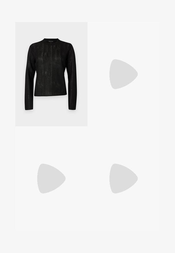 Cămașă neagră cu mânecă lungă, cu un design texturat cu dungi. Guler rotund și croială dreaptă, confecționată dintr-un material ușor, ușor transparent.; Pantaloni maro, cu talie înaltă, cu o siluetă ajustată, cu pliuri în față și închidere cu un singur nasture. Material neted cu un luciu subtil.; Balerini din piele neagră, cu vârf rotund, textură netedă, detalii de cusătură minimale și un design al tălpii flexibil.; Geantă de piele maro cu închidere tip capac, accesorii de culoare aurie, curea de umăr și o textură netedă. Formă compactă și rectangulară.