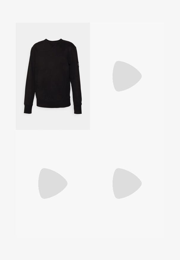 Czarny sweter z okrągłym dekoltem wykonany z bawełny. Posiada ściągacze przy mankietach i u dołu, z małą naszywką z logo na lewym rękawie. Płaska, gładka powierzchnia.; Czarna dżinsowa koszula z guzikami, z wyprofilowanym kołnierzykiem, długimi rękawami, jedną kieszenią na piersi oraz małą metką marki na kieszeni.; Niebieskie dżinsy slim-fit z pięcioma kieszeniami, wyblakłe, z zapięciem na guzik i szlufkami na pasek, wyeksponowane na białym tle.; Białe sneakersy z gładkiej skóry, z kontrastującym beżowym zamszem na pięcie oraz zamek błyskawiczny po boku.
