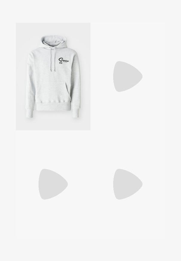 Siva kapuca iz mehkega materiala, z žepom spredaj, kapuco na vrvico in črnim logotipom "Service Works" na levem prsnem delu.; Srajca s kratkimi rokavi iz modrega bombaža z žepom na prsih in zelenim logotipom Patagonia. Preprosta oblika s krožnim vratom in sproščenim fitom.; Črne usnjene naravne hlače imajo klasičen pet-žepni dizajn z gumbom za zapiranje, minimalnim šivanjem in mehkim občutkom.; Bela teniska z rdečimi detajli, ki ima gladko usnjeno zgornji del, okroglo konico in modro podplati. Zavezovanje s čipkami z vidnimi šivi.