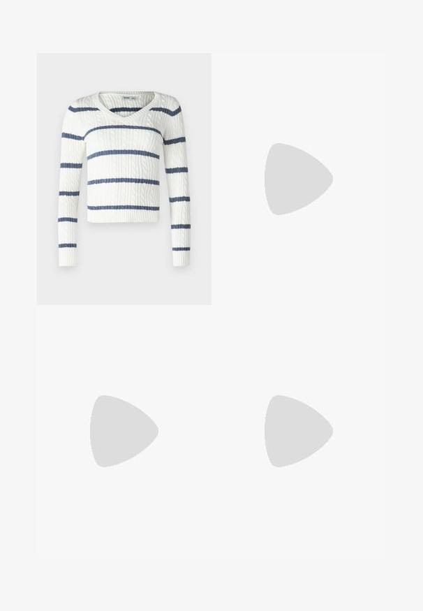 Suéter blanco de punto trenzado con rayas horizontales en azul marino, escote en V, mangas largas y dobladillos y puños acanalados. Detalle de tejido texturizado en toda la prenda.; Jeans ajustados en un lavado gris medio, hechos de mezclilla. Presentan cinco bolsillos, pasadores para cinturón y un efecto desgastado en los muslos y las rodillas.; Zapatilla de cuero blanco con caja de dedos perforada, suela texturizada y cordones blancos, combinada con pantalones rojos amplios y un fondo azul y amarillo.; Aretes de aro de oro con un acabado suave y brillante. Diseño circular que presenta un pequeño post y un respaldo transparente para un uso seguro.