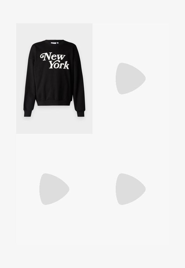 Sudadera negra con cuello redondo y mangas largas. Presenta "Nueva York" en letras blancas y en negrita en la parte delantera. Tejido suave, corte casual.; Jeans negros de mezclilla con un ajuste slim. Cuenta con cinco bolsillos, pasadores para cinturón y un cierre frontal con cremallera y botón. Textura suave.; Zapatilla de cuero blanca con un talón negro, cordones planos, entresuela texturizada y logotipo en el lado exterior. Diseñada para uso casual.; El conjunto de pendientes de tres piezas de plata incluye un aro con un charm de cruz, un pendiente recto y un clip texturizado. Todos los elementos presentan un acabado metálico brillante.