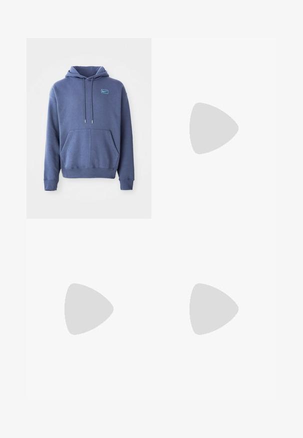 Hanorac albastru dintr-un material moale, cu buzunar frontal tip pouch, glugă cu șnur și un mic logo brodat pe piept.; Tricou alb, ajustat pe corp, din bumbac. Gât rotund, mâneci scurte, textură netedă. Etichetă mică de logo negru la margine. Design simplu.; Pantaloni de trening negri, cu talie elastică, cu o croială lejeră, la baza pantaloni fiind strânși, având o textură netedă și fără modele sau accente metalice vizibile.; Adidașii Nike Air Max de culoare bleu marin, cu un upper din suede și plasă, având accente galbene, sistem de șireturi în față și amortizare vizibilă în talpă.