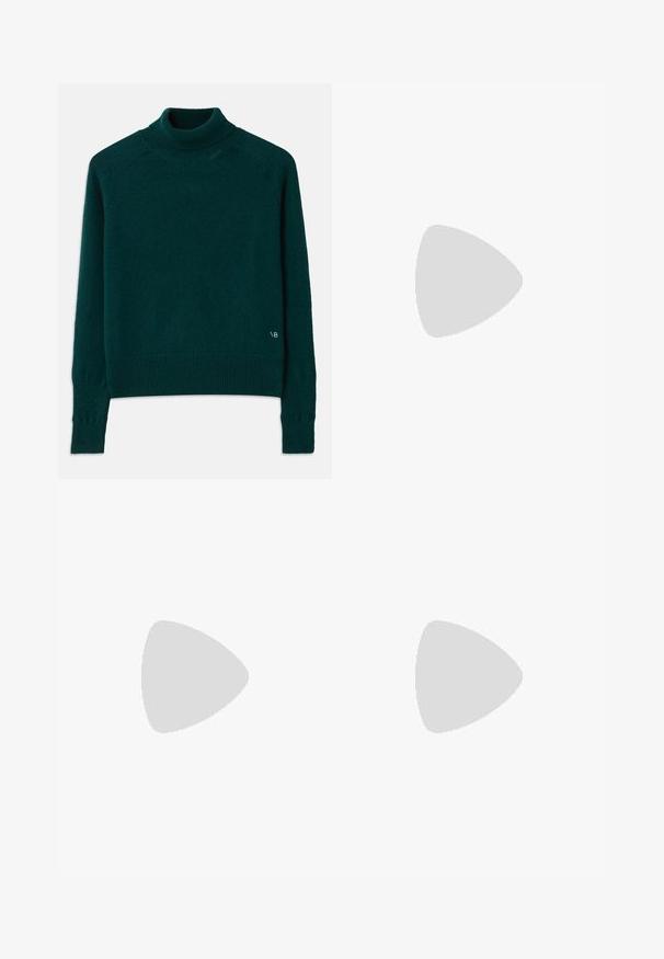 Minkšto trikotažo smaragdo spalvos golfo megztinis. Savybės: raukšlėti rankogaliai ir apatinė dalis, subtilus logotipas dešiniajame apatiniame kampe.; Juodos plačios kojos kelnės, pagamintos iš lengvos medžiagos, su pritaikytu siluetu, turinčios priekinę raukšlę ir plokščią juosmenį su kilputėmis.; Juodos odinės slingback aukštakulnės bateliai su smailiu priekiniu galu, plona kulkšnies juostele ir stiletto kulnu. Papuošti mazginio detalė vampyro dalyje.; Juodas odinis nešiojimo krepšys su geometriniu dizainu, turintis dvi rankenas ir auksinį prekės ženklą priekyje. Lygus paviršius ir struktūrizuota forma.