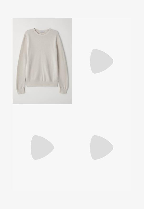 Világos bézs pulóver, puha kötött anyagból készült. Kerek nyakkivágás, hosszú ujjak, bordás mandzsetták és szegély, finom textúrával.; Fekete, rövid ujjú, kerek nyakú póló, bal mellen egy zsebből álló, kis téglalap alakú logóval.; Fekete, magasan ültetett nadrág, széles szárai vannak, sima anyagból készült. Elülső redők és övhurkok jellemzik. Minimalista dizájn, látható fémalkatrészek nélkül.; Fekete bőr loaferek sima felülettel, varrott dizájnnal, alacsony sarokkal és kerek orral, klasszikus sziluettet mutatva.