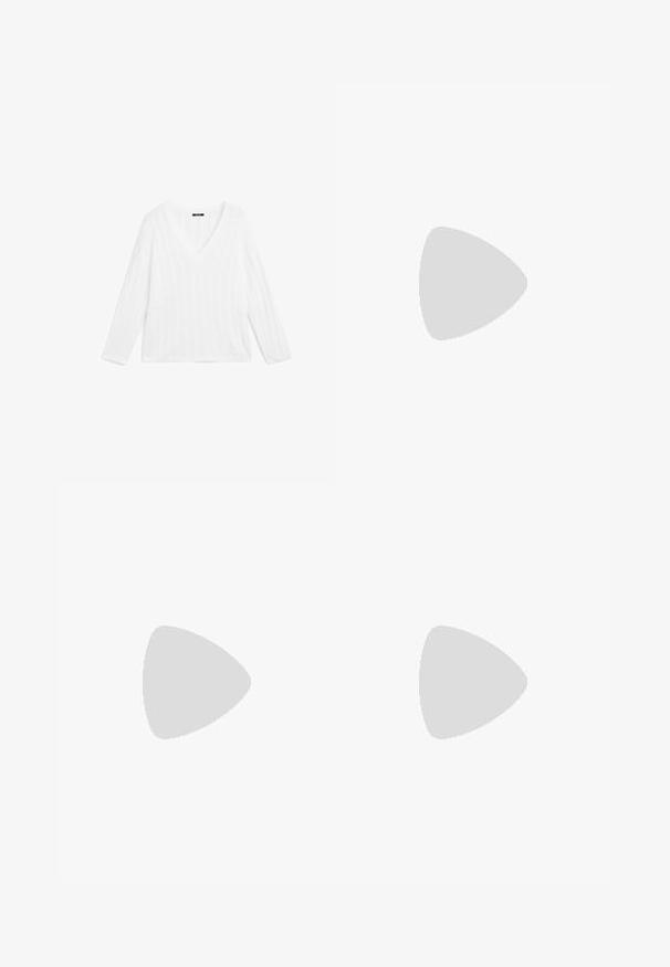 Witte V-hals trui met lange mouwen, met een kabelbreisel en een relaxte pasvorm. Zachte, lichte stof die geschikt is voor het creëren van laagjes.; Witte langemouwen shirt met een klassieke kraag, knoopsluiting aan de voorkant en een relaxte pasvorm. Gemaakt van lichte stof met een gladde textuur.; Next REGULAR FIT - Minirok - dark blue; Zwarte suède loafers met een vlakke beige zool, voorzien van een gestikt ontwerp en een stijlvolle instapstijl, geschikt voor casual kleding.