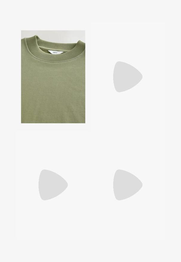 Oliivroheline puuvillane sviiter ribatud ümmarguse kaelusega ja peene tekstuuriga, millel on peened õmblusdetailid. Kaubamärgi silt on nähtav seest.; Heledad pruunid lühikesed püksid kerge materjali, elastse vöökoha ja nööriga, küljetaskud ning diskreetne logo detail.; Must musta nahk king, millel on sile tekstuur, ümmargune varvas ja nööridega disain; sisaldab madala profiiliga tallat ja tagumist tõmbeotsa.; Kuldmetallist pilotisilmad suveprillid suurte tumeroheliste läätsedega, millel on õhuke raam ja läbipaistvad nina padjad mugavuseks.