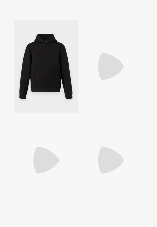 Haut à capuche noir avec poche kangourou sur le devant, manches longues et un petit détail de couture horizontale sur le côté gauche de la poitrine, sur fond blanc.; Jean large noir en denim. Doté d'un design classique à cinq poches, d'une fermeture par bouton et zip, et de coutures renforcées.; Chaussure en cuir noir à lacets avec un bout arrondi, semelle en caoutchouc texturée et surpiqûre jaune autour de la base. Design plat et finition lisse.; Lunettes de soleil avec une monture en métal argenté élégant, des verres teintés gris et un design aérodynamique avec des bords pointus et des branches fines.; Sac à épaule en cuir noir avec une fermeture éclair, doté d'un corps texturé, de coutures blanches et d'une sangle avec des œillets en argent.