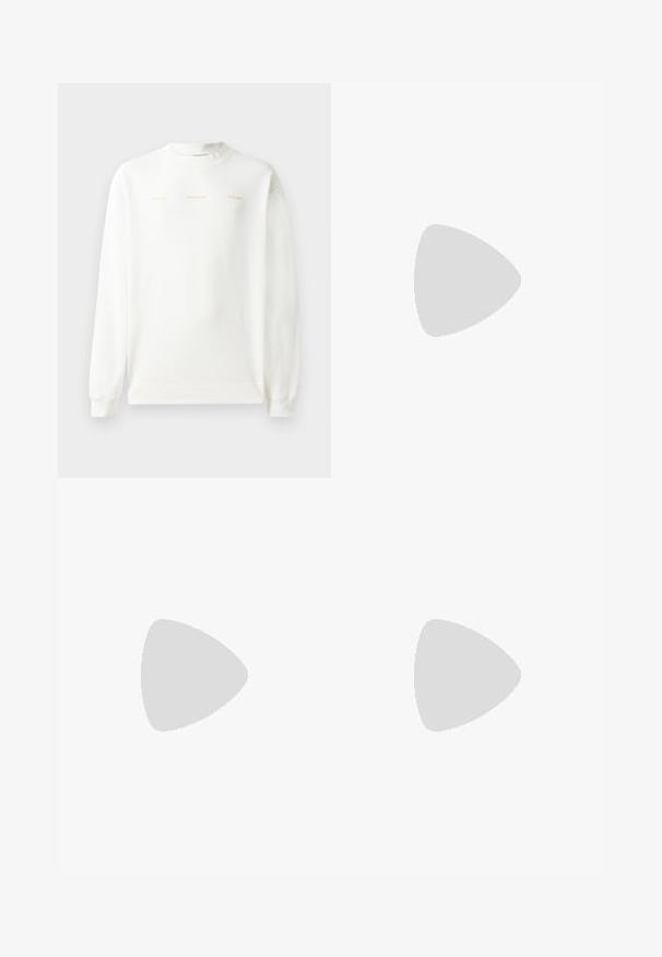 Hvit sweatshirt med rund hals, lange ermer og ribbet mansjetter. Har gulltrykt tekst over brystet: "HZW (25-26) HOLZWEILER THE SUN."; Blå pique skjorte laget av bomull, med klassisk krage, tre knapper foran, korte ermer, og en subtil logo på brystet.; Marineblå joggebukser med bred bendesign, med vertikale kremfargede striper langs sidene. Laget av myk, strukturert stoff med elastisk midjebånd.; Hvite lærersneakers med en jevn overflate, rund tå, flate lisser og en teksturert såle. Har en subtil logo på hælen.