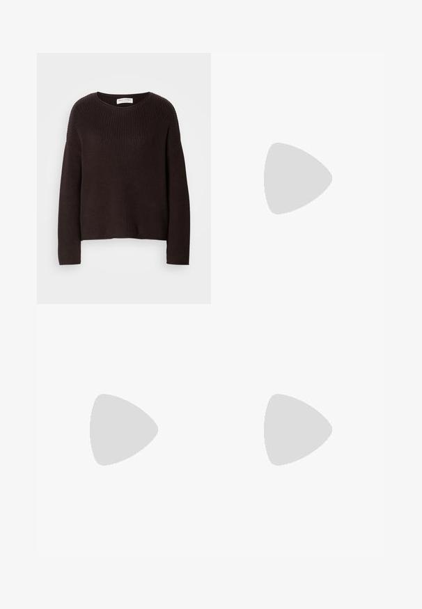 Tmavě hnědý pletený svetr s kulatým výstřihem, spadlými rameny a žebrovanou texturou po celé ploše. Jednoduchý, uvolněný střih.; Široké kalhoty z tmavě námořnické látky s elastickým pasem, které mají hladkou strukturu a dlouhý střih.; Černá kožená kotníková bota se čtveratou špičkou, bočním zipem a robustním čtvercovým podpatkem. Obsahuje kontrastní prošívání podél předního švu.; Černá kabelka se strukturovaným tvarem, hladkým povrchem a kovovým uzávěrem. Kombinována s širokými černými kalhotami a sandály s otevřenou špičkou na dřevěné podlaze.