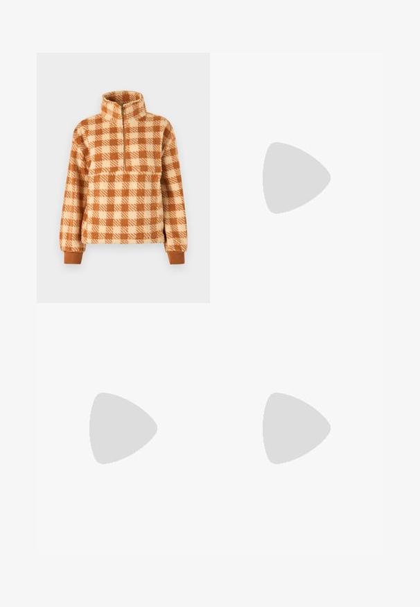 Jersey de color marrón y crema con cuadros, confeccionado en un material esponjoso, que presenta un cuello con media cremallera y puños acanalados para un ajuste ceñido.; Camiseta de algodón de color crema con un patrón de bloques horizontales de flores estilizadas en varios colores. Mangas cortas y cuello redondo.; Pantalones vaqueros de pierna ancha hechos de tejido de algodón azul de peso medio. Presentan un diseño clásico de cinco bolsillos y una cremallera con cierre de botón.; Zapatilla de piel blanca con acentos de ante beige, caja de puntera perforada, cordones planos y suela texturizada en color crema. Cuenta con un branding sutil en el talón.