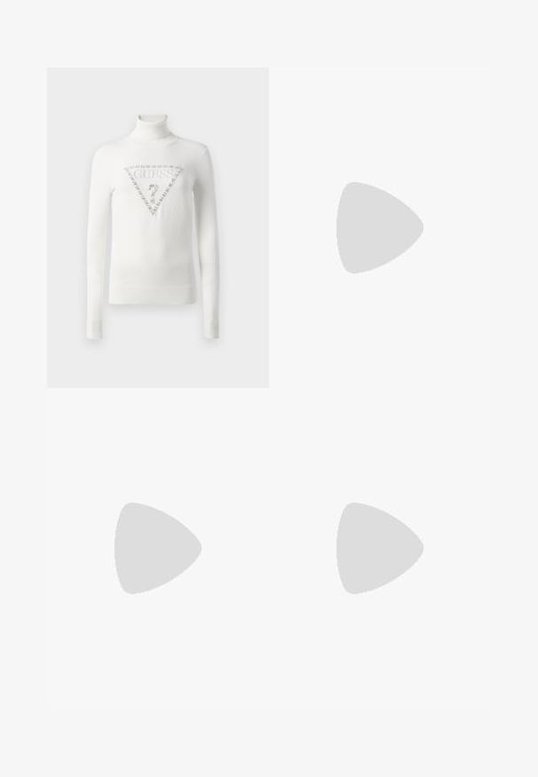 Witte coltrui met geribbelde manchetten en zoom, voorzien van een met kristallen versierde driehoekige Guess-logo met een vraagteken aan de voorkant.; Lichtblauwe high-waisted straight-leg jeans met een sluiting met knoop en rits aan de voorkant, vijf zakken en subtiele vervaagde details.; Beige hoge hakken met een gestructureerde stof met een herhalend patroon. Puntige neusontwerp met een achteraccent en gouden hakdetail.; Zwarte pailletten mini handtas met een geknoopte textuurriem en zilveren ketting. Rondvormig met een geplooide bovenkant en reflecterende details.