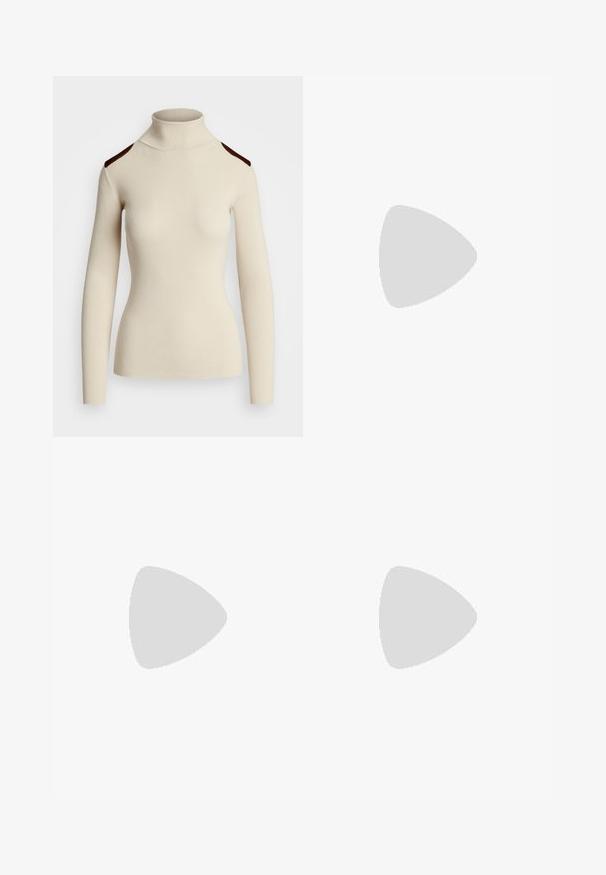 Maglione a collo alto a coste di colore crema con maniche lunghe e dettagli sulle spalle in marrone scuro. Design aderente che evidenzia la forma e la texture del corpo.; Pantaloni beige a gamba larga con pieghe, dotati di tasche e una texture liscia. Abbinati a sneakers beige e una maglietta in stampa leopardata.; Mocassini crema con una fascia a motivi beige, suola spessa in gomma marrone e cuciture decorative lungo i bordi. Finitura in pelle liscia.; Borsa a tracolla in pelle marrone con finitura testurizzata, doppi manici e un piccolo tag con un accento dorato. Il modello indossa un trench coat beige.