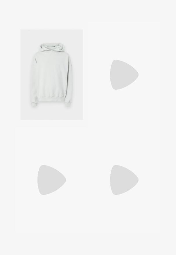 Svetlošedá mikina s kapucňou, vyrobená z mäkkej tkaniny, s predným kengurím vreckom, rebrovanými manžetami a voľným strihom s šnúrkou na kapucni.; Čierne tričko vyrobené z bavlny, s ružovou grafikou srdca s nohami na ľavej strane hrudníka. Krátke rukávy a voľný strih.; Svetlomodré šortky vyrobené z mäkkej látky s bielym šnúrkovým pásom, s bielym lemovaním a okrúhlym logom na boku.; Biele tenisky vyrobené z hladkej kože, s perforovaným špičkou, textúrovanou gumovou podrážkou, plochými šnurkami a výrazným logom 'N' na boku.