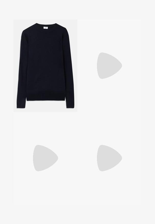 Suéter de gola redonda azul marinho feito de tecido macio, com mangas longas e detalhes canelados na gola e na barra. Design limpo e minimalista.; Calças pretas ajustadas com um corte slim, apresentando bolsos laterais e uma textura suave. As bordas são terminadas com uma bainha limpa.; Sapato social de couro preto com bico arredondado, textura suave, design com atacadores e uma costura discreta, apresentando um salto baixo e plano.; Colar de contas multicoloridas com contas azul escuro, vermelho e amarelo, intercaladas com acentos prateados e um pingente pendurado.