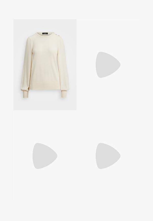 Kremfarget genser med lange, puffete ermer og rund hals. Har knapper på skulderen og ribbestrikket kant og mansjetter. Glatt tekstur.; Mørkeblå denimjeans med slim fit, fem-lommer design, stikninger og rett benklipp. Har knapp og glidelås lukking.; Sort lærpumps med spiss tupp og lav hæl. Har en jevn tekstur og subtil glans. Åpen utskjæring foran for ekstra detalj.; Svart skinnkuvertveske med en gullkjede-rem, med en glatt tekstur, rektangulær form og preget merkevare på forsiden.