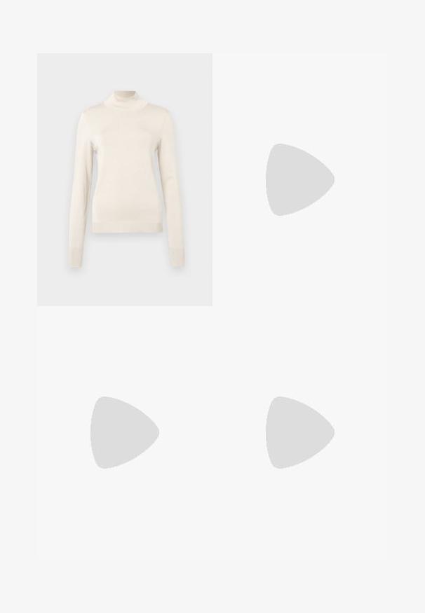 Suéter de gola alta de cor creme, feito de um tecido de malha suave, com mangas longas e detalhes canelados na gola e nos punhos.; Jeans pretos de perna reta feitos de denim. Apresentam uma cintura alta, fecho com botão metálico, cinco bolsos e detalhes de costura subtis.; Sandalha de salto alto bege com bico quadrado, tira fina no tornozelo e salto bloco. Textura de couro suave com detalhe de fivela dourada.; Mala de mão de couro preta com uma alça de corrente dourada, apresentando uma textura suave, forma retangular e uma marca gravada na parte da frente.