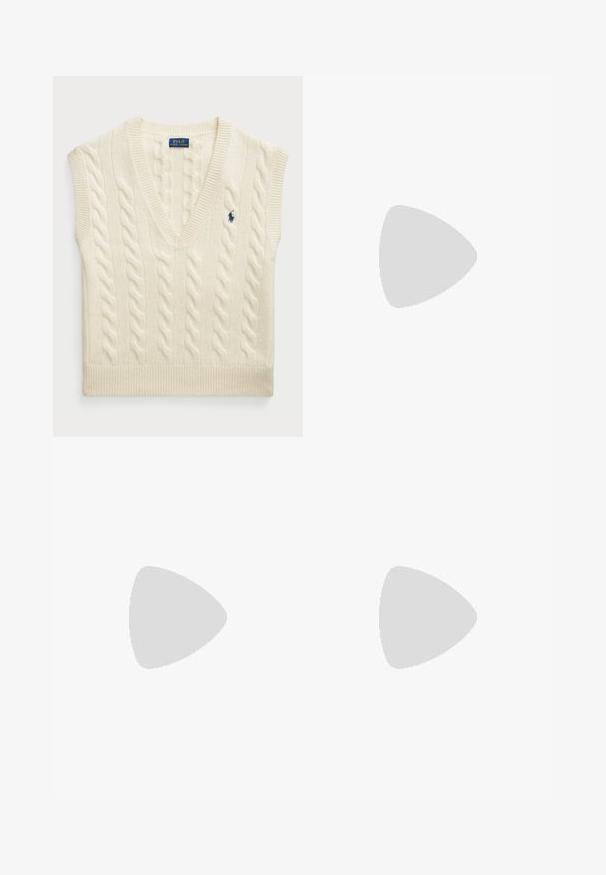 Cremefarvet strikket ærmeløs sweater med V-hals, udstyret med kabelmønstre og et lille blåt logo på venstre side.; Lysblå linnedbluse med hvide lodrette striber, V-hals, trekvartærmer og snøre detaljer ved halsudskæringen. Glat tekstur.; Hvide shorts lavet af et glat stof, med en plisseret design, sidelommer, og en kant der falder lige over knæet.; Beige klipklapper med rund tå, justerbar spænde og korksål. Tekstureret overflade med en sort gummisål for godt greb.; Guldmetallisk brille med mørkegrønne linser, aviator-stil, med slanke arme og skildpadde-mønstrede detaljer på spidserne.