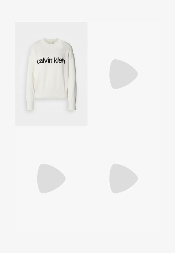 Pulover alb din tricot cu guler rotund și mâneci lungi, având un logo negru "calvin klein" pe piept. Textură moale, croială scurtă.; Jeans wide-leg de un albastru deschis, din denim, cu un design clasic cu cinci buzunare și o textură ușor decolorată. Cusăturile din denim sunt vizibile.; Adidași albi cu glezna joasă, cu tab-ul de călcâi negru, talpă platformă, șireturi și logo-ul "CK" de la Calvin Klein pe lateral.; Cercei din argint în formă de cerc cu un design texturat, ce prezintă striții verticale. Formă circulară cu un sistem de închidere sigur. Finisaj neted.