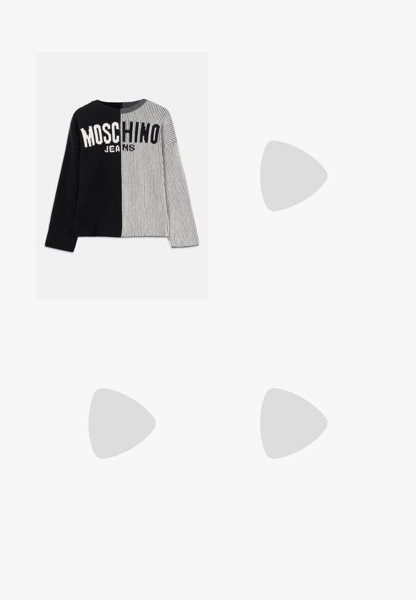 Pletena majica s razdvojenim dizajnom u crnoj i sivoj rebrastoj strukturi, s natpisom "MOSCHINO JEANS" u podebljanim bijelim slovima na prsima. Okrugli izrez.; Crna prozirna bluza dugih rukava s crvenim cvjetnim uzorcima, valovitim rubom i otisnutim natpisom. Izrađena od lagane, prozirne tkanine.; Crna prozirna suknja s nabranim pojasom, koja ima dva velika prednja džepa, remen oko struka i okrugli metalni detalj.; Crne kožne kauboj čizme s šiljastim prstima, klinastim potpeticama i srebrnim izvezenim cvjetnim uzorcima duž osovine. Kontrastni šavovi posvuda.; Crna kožna torba s zakrivljenim dizajnom, koja sadrži srebrne zakovice, kopču i dva bočna džepa. Podesiva traka za različite opcije nošenja.