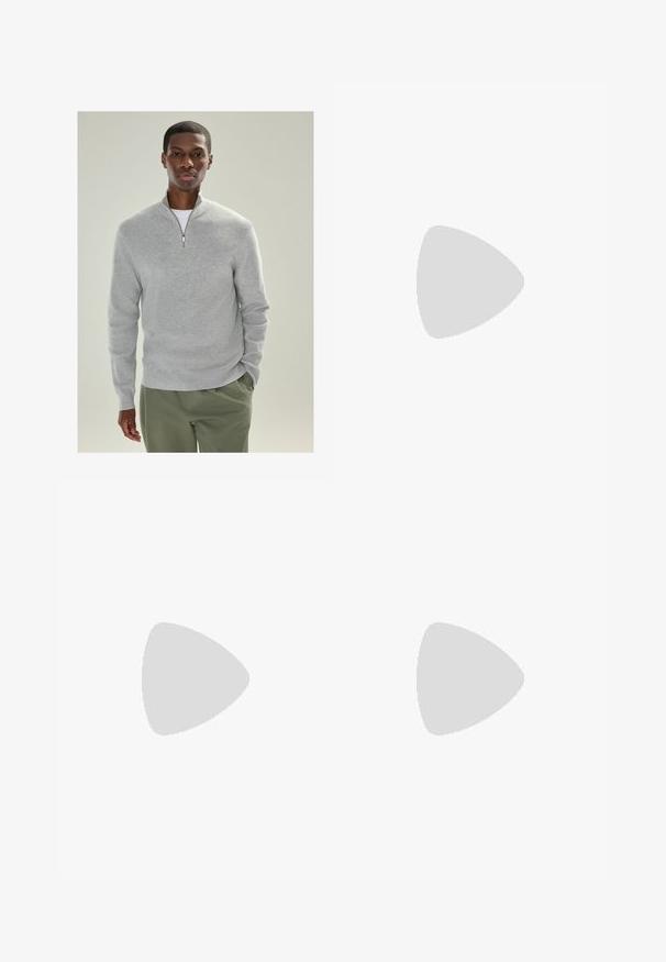 Lichtgrijze gebreide pullover met een kwart-rits kraag, geribbelde textuur en lange mouwen, gecombineerd met olijfgroene broek.; Witte katoenen t-shirt met een ronde hals, korte mouwen en een relaxte pasvorm. Heeft een eenvoudig ontwerp zonder patronen of accenten.; Lichtgrijze broeken van gladde stof, met een vlakke voorkant, rechte pijpen en een op maat gemaakt tailleband met riemlussen.; Zwarte lakleren loafers met een witte leren accent, dikke zwarte rubberen zool met profiel en gestikte details. Gladde textuur met een glanzende afwerking.