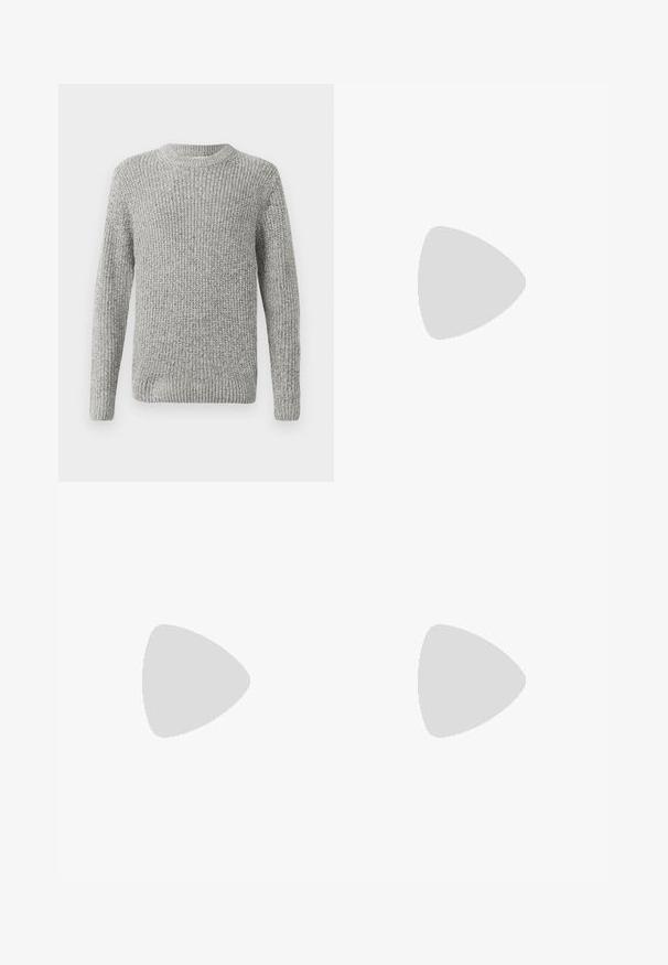 Grauer gestrickter Pullover mit langen Ärmeln, rundem Ausschnitt sowie gerippten Bündchen und Saum. Die Textur ist dick und strukturreich, geeignet für kühlere Wetterverhältnisse.; Weißes Langarmhemd aus Baumwolle. Verfügt über einen klassischen Button-Down-Kragen, vordere Knöpfe und ein kleines blaues Logo auf der linken Brust.; Schwarze Hose mit einem elastischen Bund, Kordelzug, geradem Schnitt, glatter Textur und ohne sichtbare Muster oder Akzente.; Beige Wildledersneaker mit einem schlanken Design, einer strukturierten Oberseite, abgerundetem Fuß und einer Gummisohle mit Zickzackmuster.