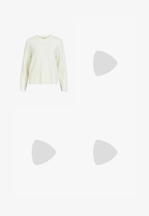 Pull en crème, col rond, manches longues, texture tricot douce, coupe décontractée, design minimaliste, étiquette visible au niveau du col.; Pantalon en coton beige à jambe droite, doté de passants de ceinture et sans embellissements ni motifs visibles.; Mocassin en cuir verni marron avec un bout carré, accent de chaîne métallique et petit talon carré ; texture lisse, design minimaliste.; Sac fourre-tout en daim marron avec une texture douce, grande ouverture et longues sangles. Présente un design simple avec des coutures visibles et sans matériel.
