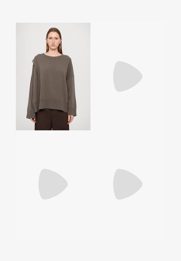 Brauner übergroßer Pullover mit langen Ärmeln, gerippten Bündchen, weitem Halsausschnitt und einem silbernen Akzent an der Schulter. Weicher Strickstoff.; Dunkelblaue Nadelstreifenhosen mit hoher Taille, weit geschnittenem Bein und ohne sichtbare Beschläge oder Verzierungen. Glatte Textur und taillierte Passform.; Loeffler Randall LEONIE SOFT BALLET FLAT - Riemchenballerina - gold; Schwarzer Rucksack mit Textur, obigem Griff, goldener Reißverschluss, runder Münztasche und "LOVE MOSCHINO" in Weiß auf der Vorderseite gestickt.