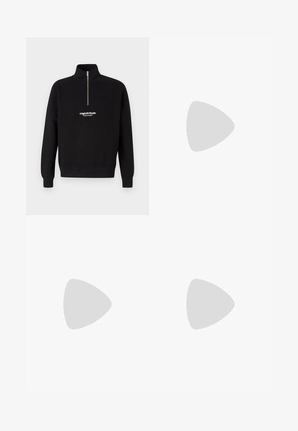 Melna džemperis ar augstu apkakli un puscietu, ar baltu "Original Studio" logotipu priekšā. Mīksta auduma tekstūra.; Gai zilas denimbikses ar platu kāju un augsto jostasvietu, piecas kabatas un pogu aizdari. Gluda tekstūra ar izbalējušu nomazgāšanas apdari.; Melnas zemas tenisa kurpes ar teksturētu ādu un zamša paneļiem, baltu gumijas zoli un melnām šņorēm uz vienkārša gaiša fona.; Melnas neilona pārnēsājamā soma ar regulējamām siksnas, ar gludu tekstūru, priekšējo rāvējslēdzēja kabatu un logotipa akcentu.