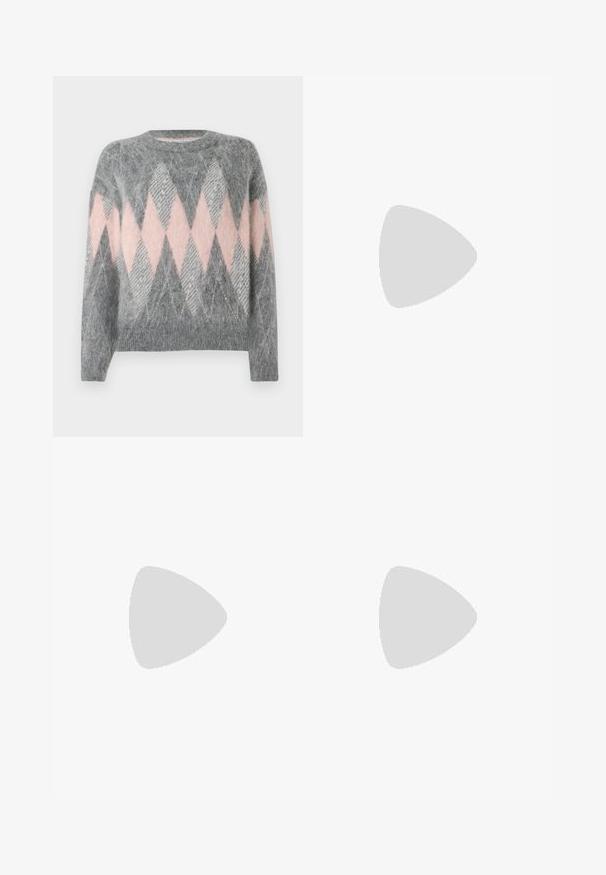 Šedý vlněný svetr s růžovým a světle šedým diamantovým vzorem. Kulatý výstřih a ribbovaná spodní lem. Měkká textura, dlouhé rukávy.; Dvě dlouhé rolákové topy, jeden bílý a jeden černý, vyrobené z hladkého, elastického materiálu, oba s přiléhavým střihem a vysokými límci.; Sametové zvonové kalhoty v tmavě olivově zelené barvě. Mají pět kapes, zapínání na knoflík a vertikální žebrovanou texturu. Standardní střih s klasickým designem.; Hnědé semišové kotníkové boty s špičatou špičkou, blokovým podpatkem a hladkým povrchem, spárované s světle modrými širokými džíny.