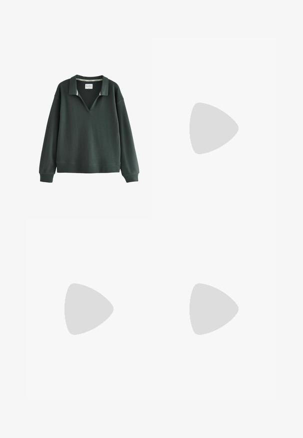 Next - Bluza; Szare dopasowane spodnie z plisowanym przodem, szerokimi nogawkami i gładką fakturą, z płaskim paskiem w talii i bocznymi kieszeniami.; Bershka - Sandały na obcasie; Czarna torebka z lakierowanej skóry o zaokrąglonym kształcie, z jednym paskiem na ramię, przednimi kieszeniami i akcentami w kolorze srebrnym.