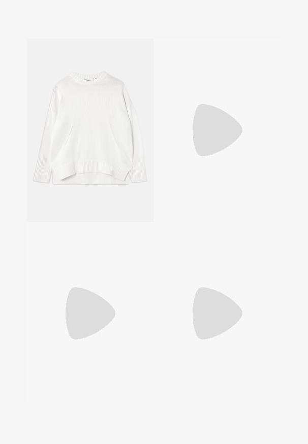Vitt stickat tröja med rund hals, långa ärmar och sidslitsar. Har en subtil präglad logotyp framtill och ribbade ärmar.; Gröna vida cargobyxor i lätt material, med elastisk midja, flera fickor och distinkta snörningsdetaljer.; Vit sneaker med en slät läderöverdel, texturerad gummisula, rund tå och en reflekterande detalj vid hälen.; Liten svart, glänsande läderpåse med dragsnöre och korta handtag på en ljusgrå bakgrund.