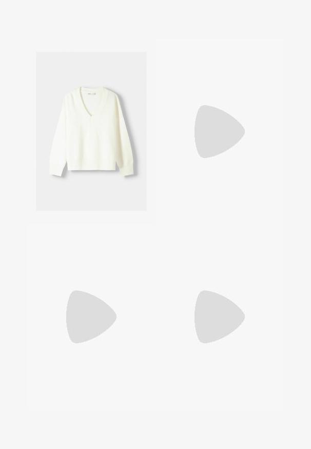 Pulover alb tricotat cu decolteu în V, manșete și tiv cu dantelă. Textură moale, croială lejeră și material ușor. Design minimalist.; Top de trening gri deschis, realizat dintr-un material moale, cu un decolteu rotund și bretele late, având un design simplu, fără cusături.; Shorts negri cu un design unic cu despicare, având o margine albă. Confectionați dintr-un material ușor, au o croială modernă, curată.; Mocasini din piele neagră cu vârf rotund, detaliu cu bandă în față și toc mic. Textură netedă și design minimalist.; Ochelari de soare supradimensionați, cu lentile ovale, cadru din plastic neted și accente aurii pe brațe. Lentilele întunecate oferă protecție solară.